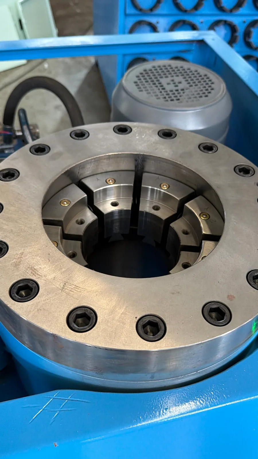 Die segments closed inside the head of a hydraulic hose crimping machine